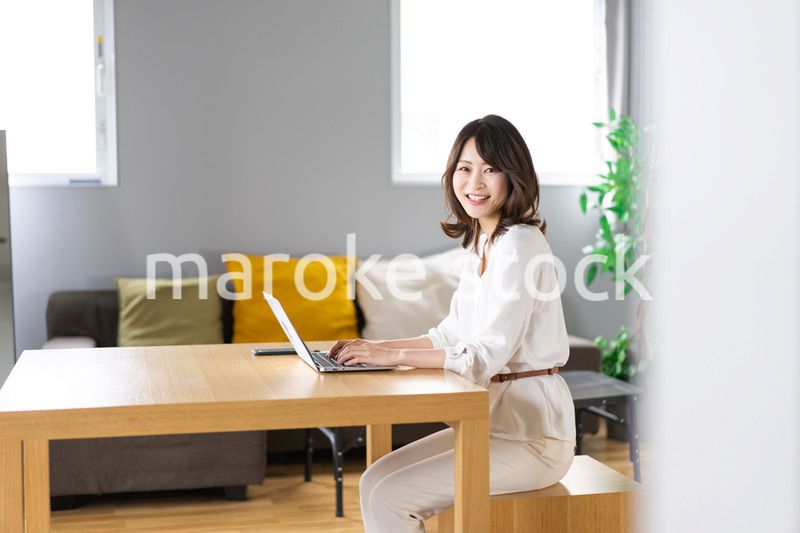 在宅勤務をする若いビジネスウーマン