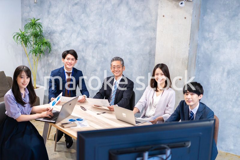 リモートでテレビ会議をするビジネスパーソン