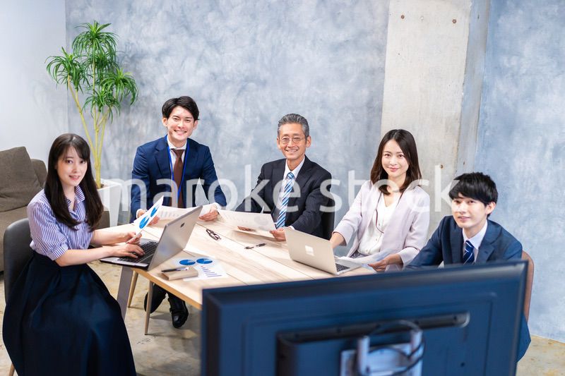 リモートでテレビ会議をするビジネスパーソン