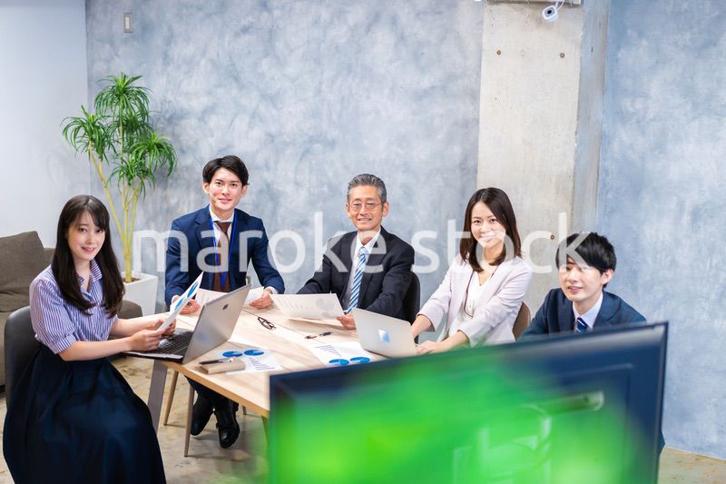 リモートでテレビ会議をするビジネスパーソン