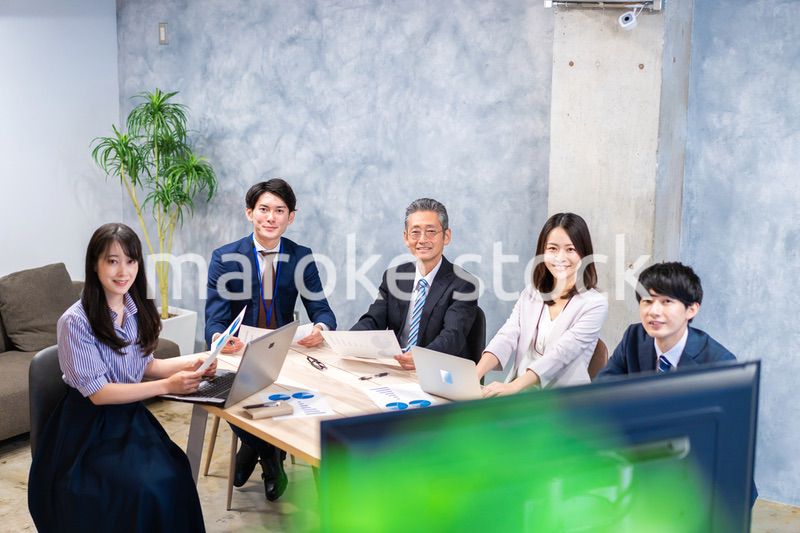 リモートでテレビ会議をするビジネスパーソン