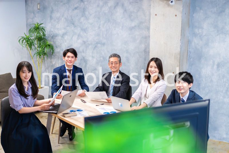 リモートでテレビ会議をするビジネスパーソン