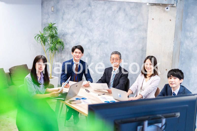 リモートでテレビ会議をするビジネスパーソン