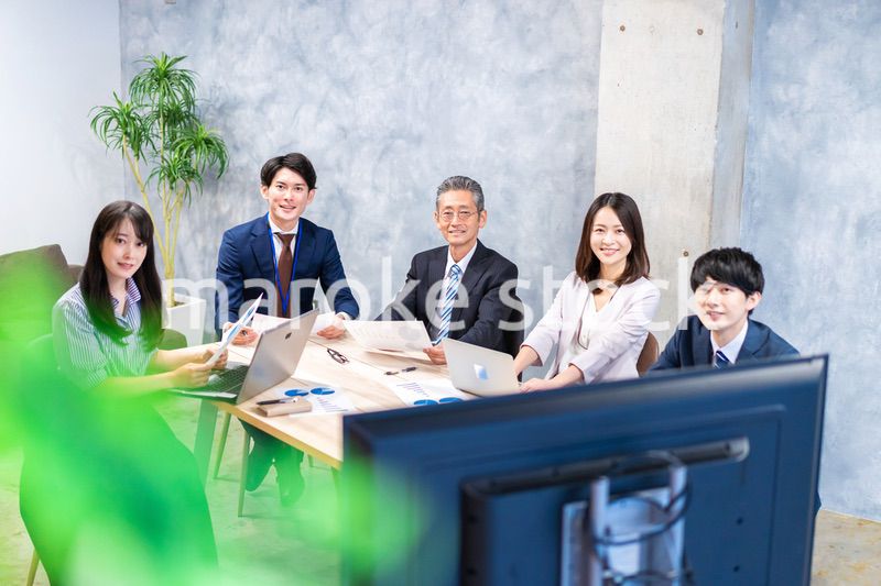 リモートでテレビ会議をするビジネスパーソン