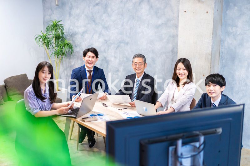 リモートでテレビ会議をするビジネスパーソン