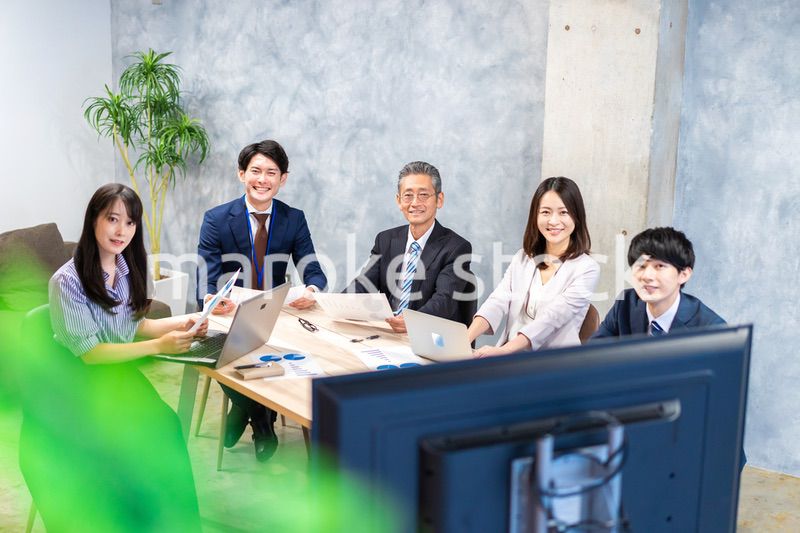 オフィスで会議をするビジネスパーソン