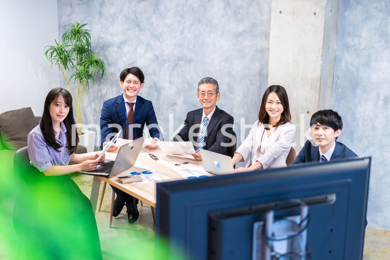 リモートでテレビ会議をするビジネスパーソン