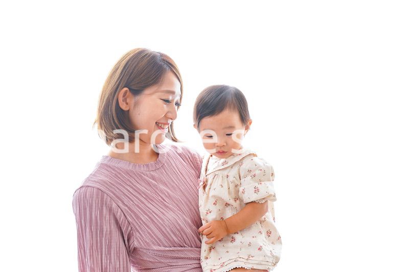 赤ちゃんを抱っこするお母さん