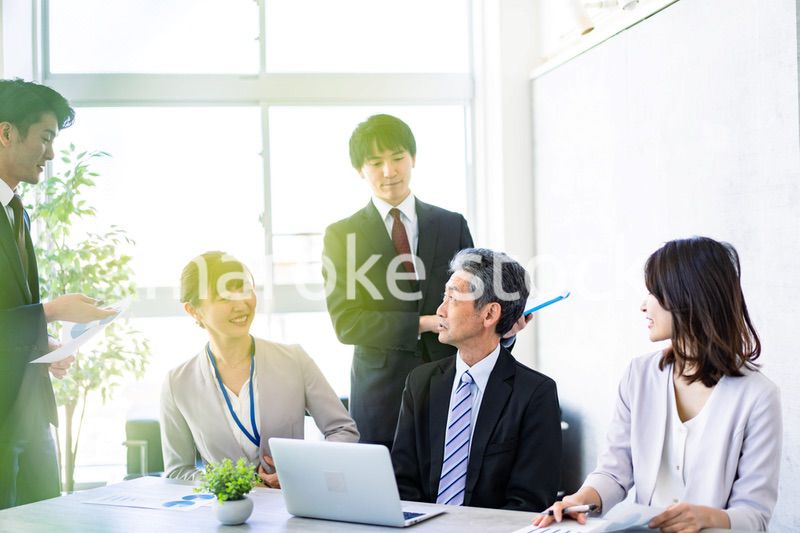 オフィスで働くビジネスパーソン