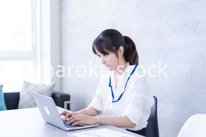 オフィスでパソコンを使うキャリアウーマン