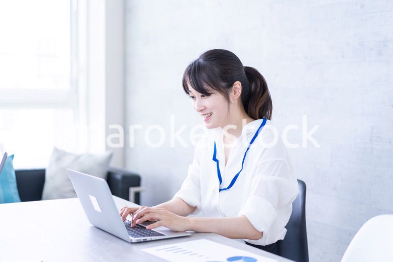 オフィスでパソコンを使うキャリアウーマン