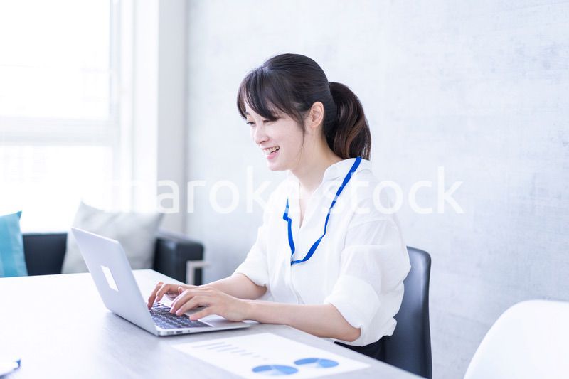 オフィスでパソコンを使うキャリアウーマン