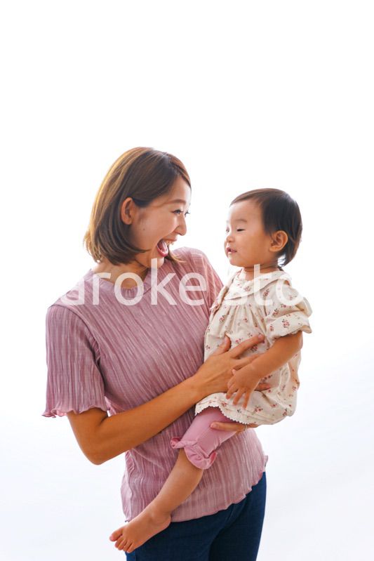 赤ちゃんを抱っこするお母さん