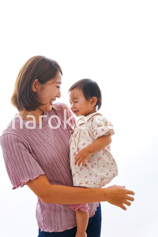 赤ちゃんを抱っこするお母さん