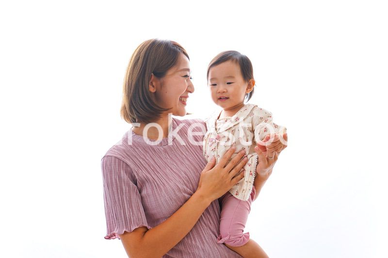 赤ちゃんを抱っこするお母さん