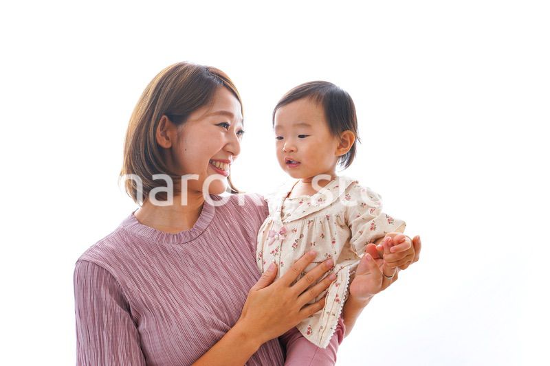 赤ちゃんを抱っこするお母さん