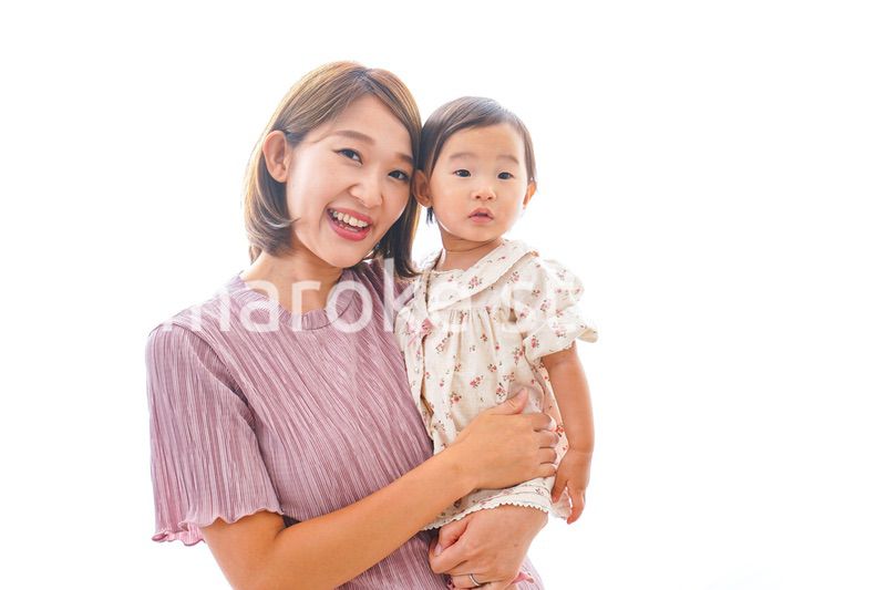 赤ちゃんを抱っこするお母さん