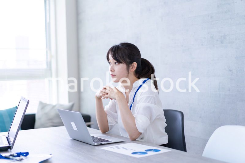 オフィスでパソコンを使うキャリアウーマン