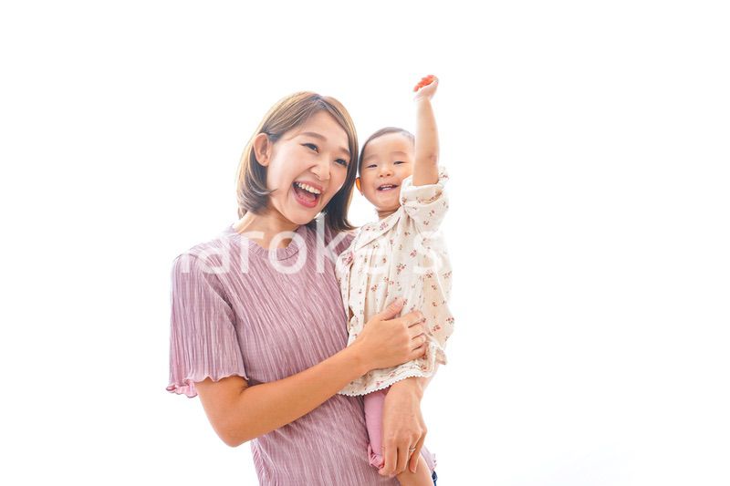 赤ちゃんを抱っこするお母さん