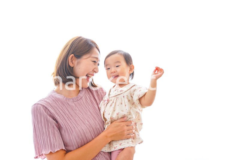 赤ちゃんを抱っこするお母さん