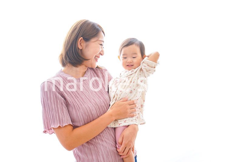 赤ちゃんを抱っこするお母さん