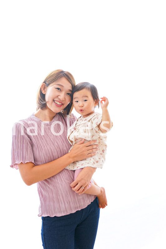 赤ちゃんを抱っこするお母さん