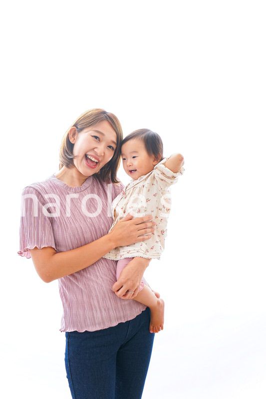 赤ちゃんを抱っこするお母さん