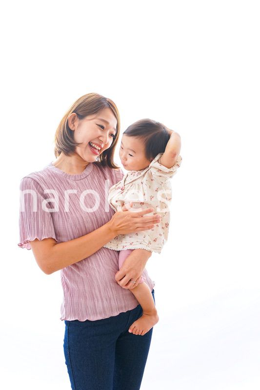 赤ちゃんを抱っこするお母さん