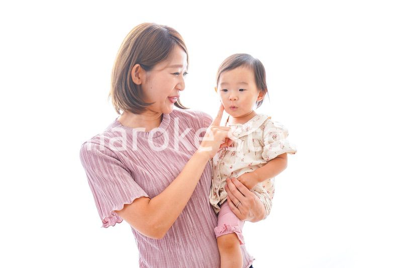 赤ちゃんを抱っこするお母さん