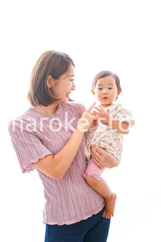 赤ちゃんを抱っこするお母さん