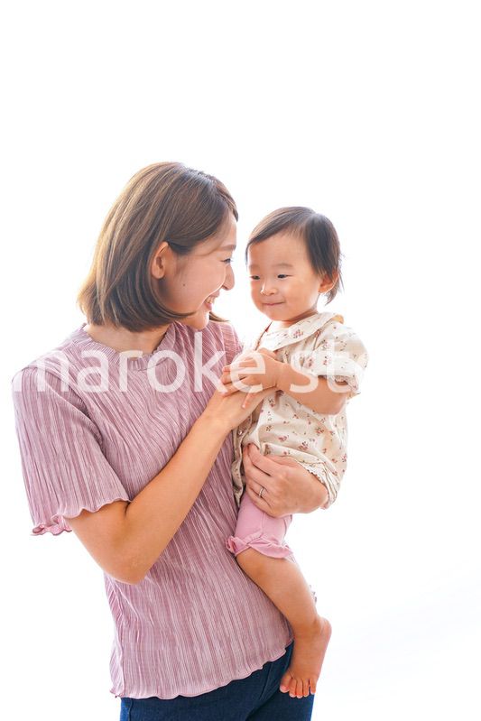 赤ちゃんを抱っこするお母さん