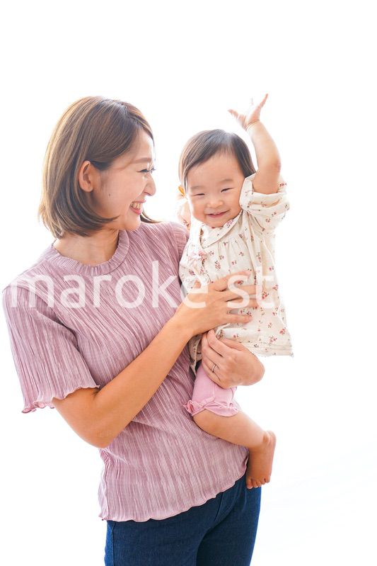 赤ちゃんを抱っこするお母さん