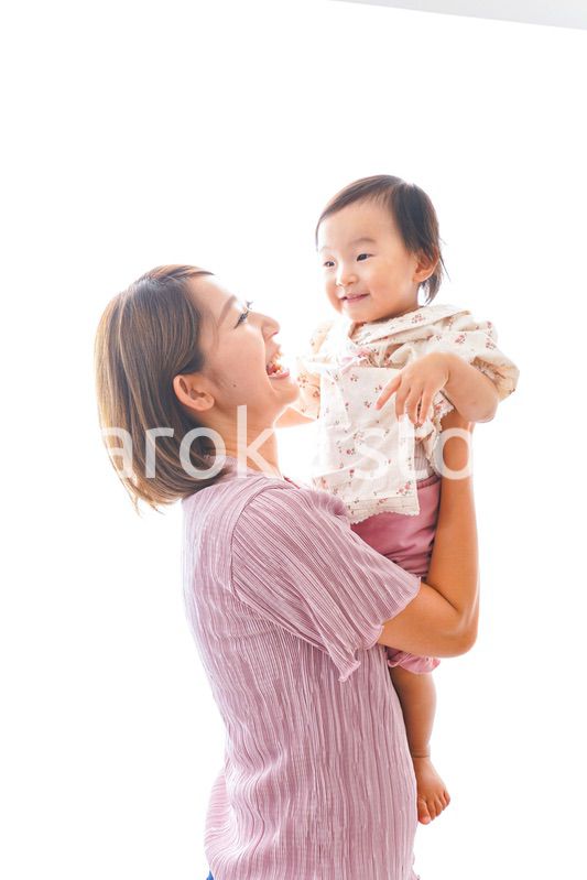 赤ちゃんを抱っこするお母さん