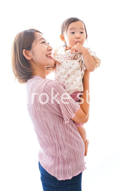 赤ちゃんを抱っこするお母さん