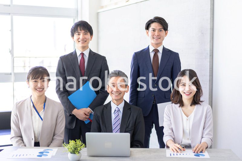 オフィスで働くビジネスパーソン