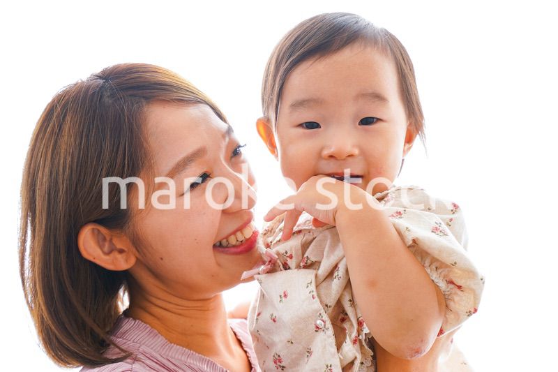 赤ちゃんを抱っこするお母さん