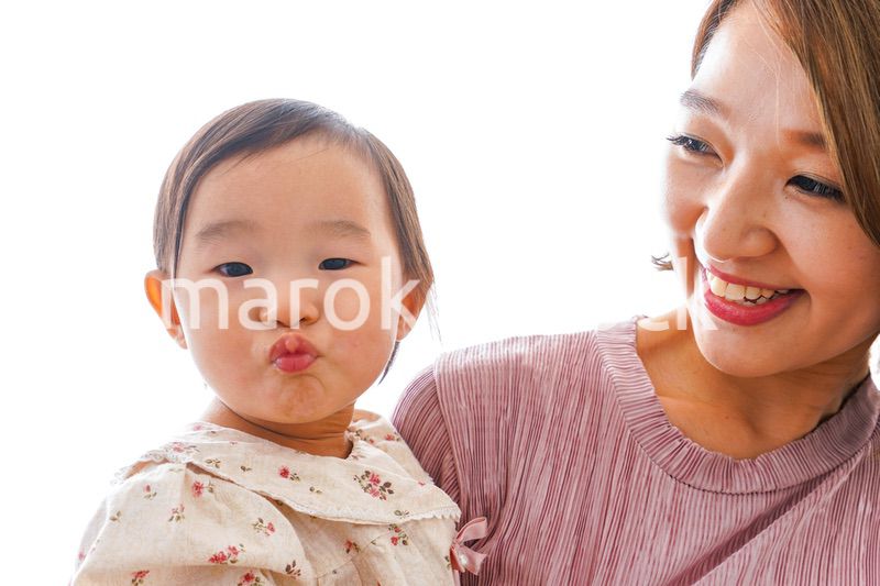 赤ちゃんを抱っこするお母さん