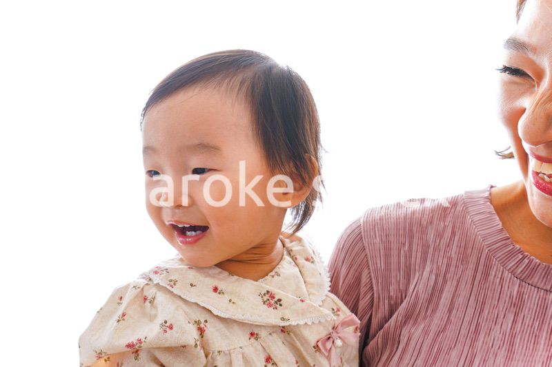 赤ちゃんを抱っこするお母さん