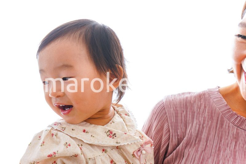 赤ちゃんを抱っこするお母さん