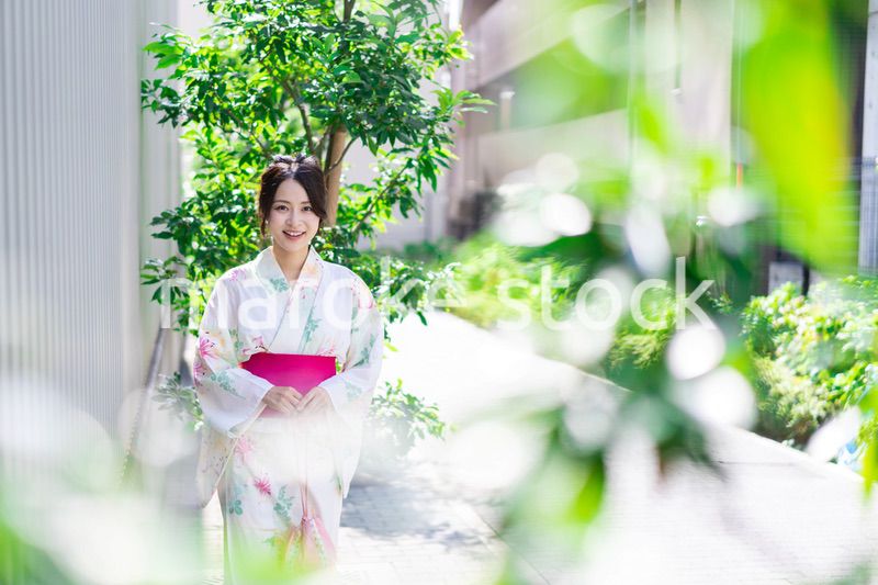 浴衣を着て街を歩く若い女性