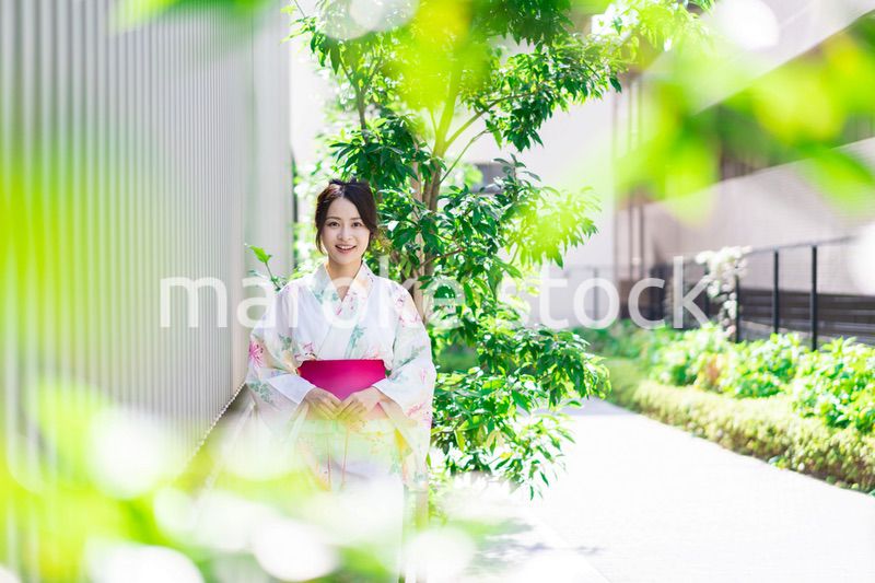 浴衣を着て街を歩く若い女性