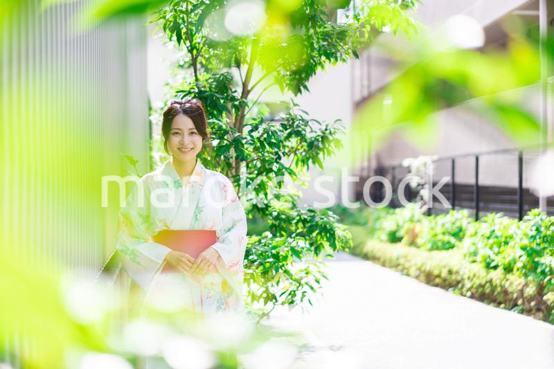 浴衣を着て街を歩く若い女性