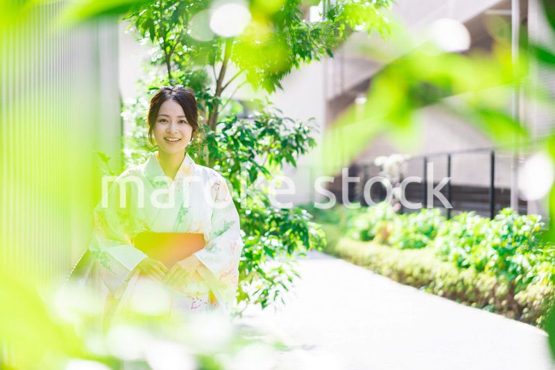 浴衣を着て街を歩く若い女性