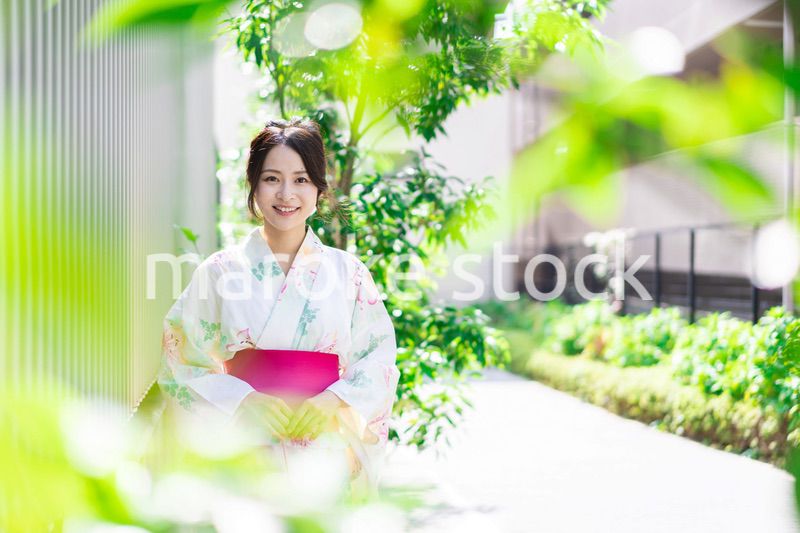 浴衣を着て街を歩く若い女性