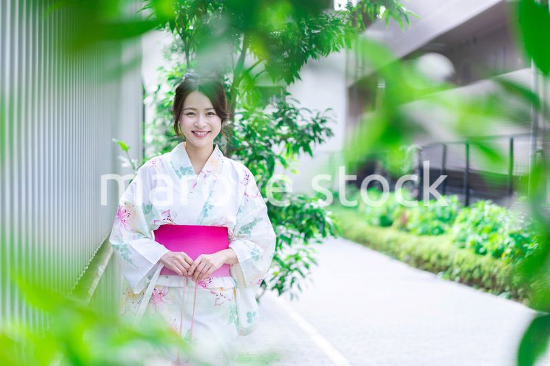 浴衣を着て街を歩く若い女性