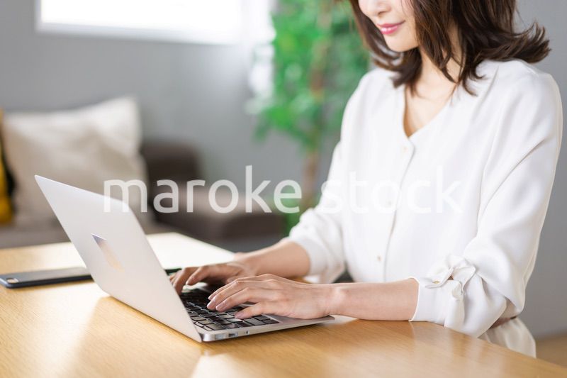 在宅勤務をする若いビジネスウーマン