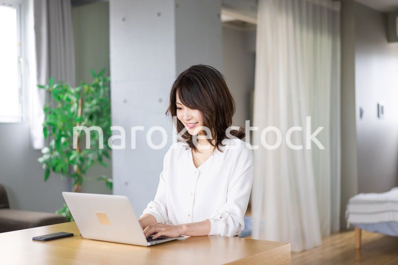 在宅勤務をする若いビジネスウーマン