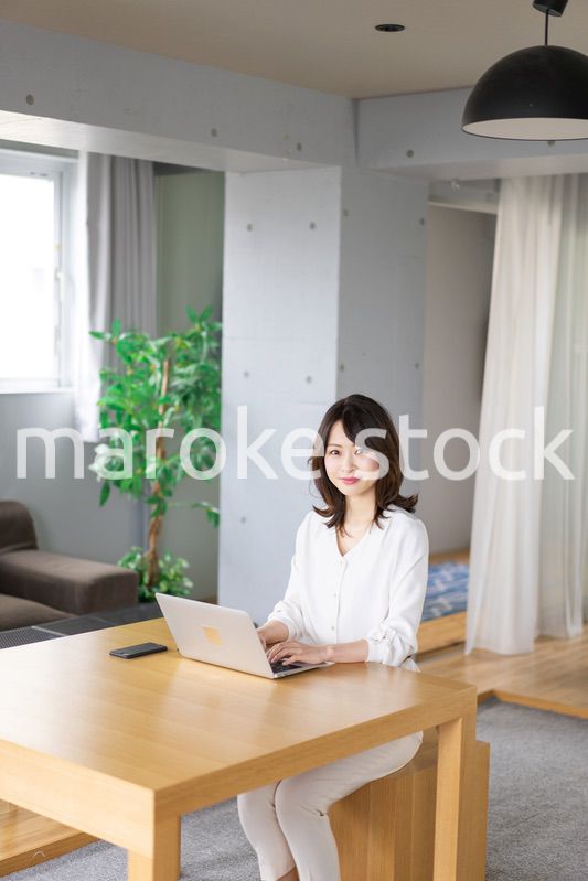 在宅勤務をする若いビジネスウーマン
