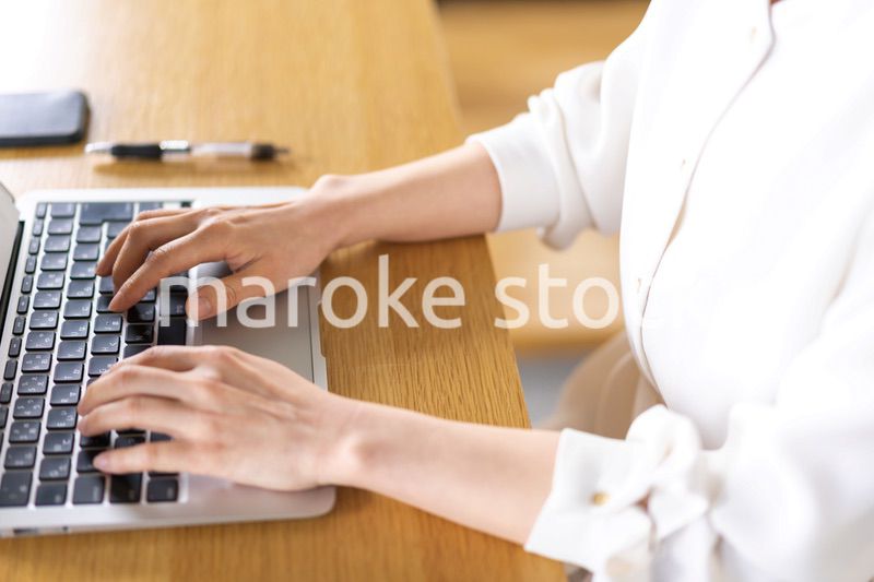 在宅勤務をする若いビジネスウーマン