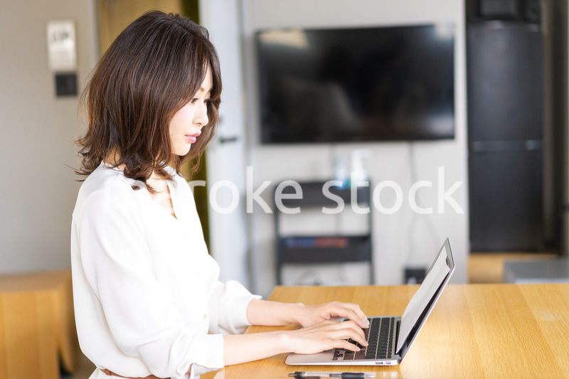 在宅勤務をする若いビジネスウーマン